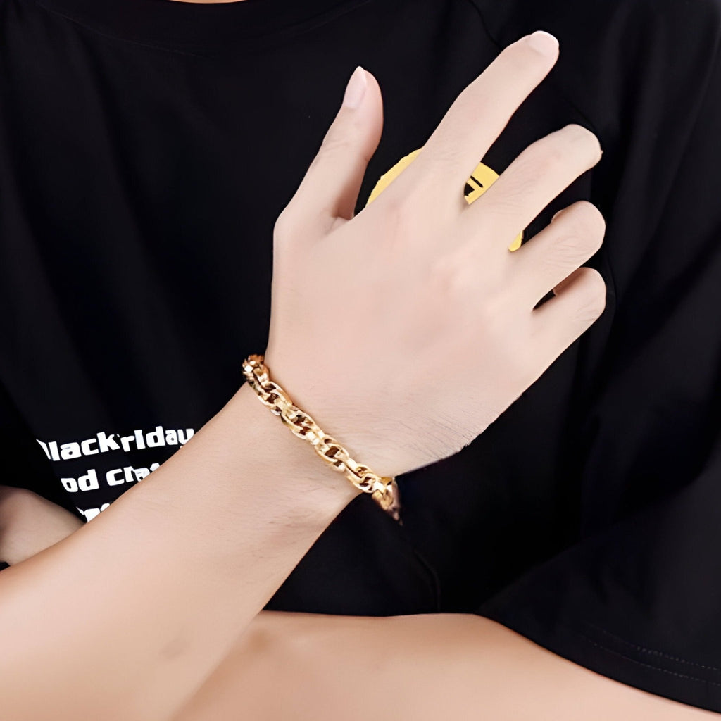 Bracelet homme en acier inoxydable doré à maillons larges et finition brillante.