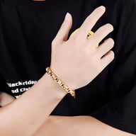 Bracelet homme en acier inoxydable doré à maillons larges et finition brillante.