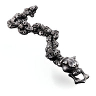 Bracelet homme gris en acier inoxydable avec motifs têtes de mort et tête de chien détaillées.