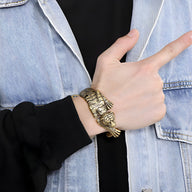 Bracelet en acier inoxydable doré avec motif tigre s'accrochant, style masculin robuste.