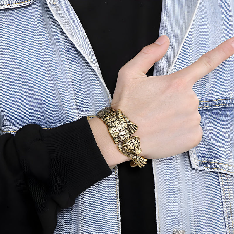 Bracelet en acier inoxydable doré avec motif tigre s'accrochant, style masculin robuste.