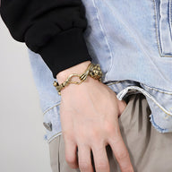 Bracelet homme en acier inoxydable doré avec tête de tigre et détail chaîne sangha.