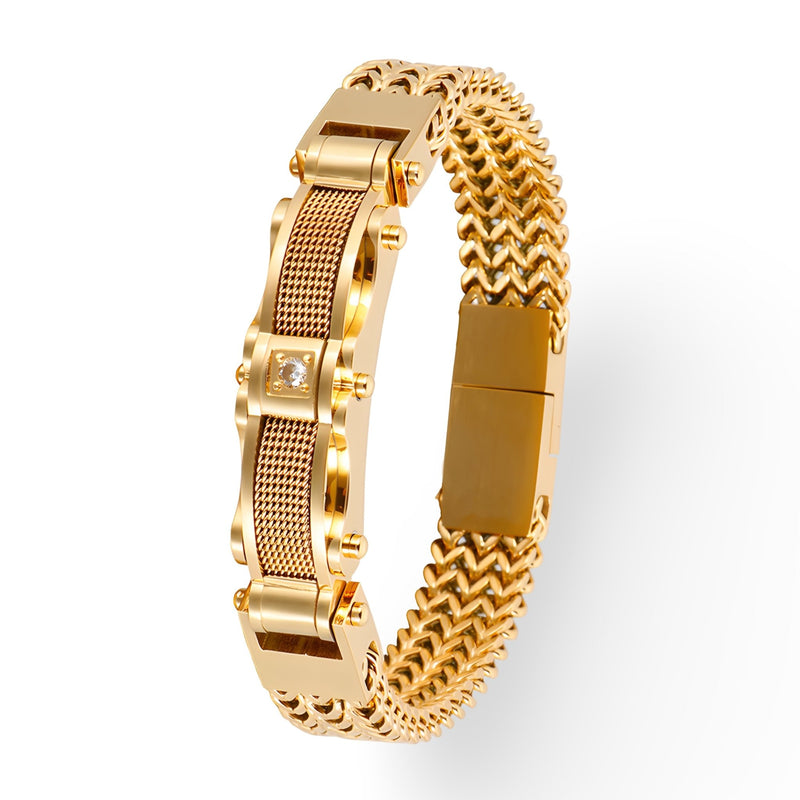 Bracelet homme en acier inoxydable doré avec maillons texturés et strass central carré.