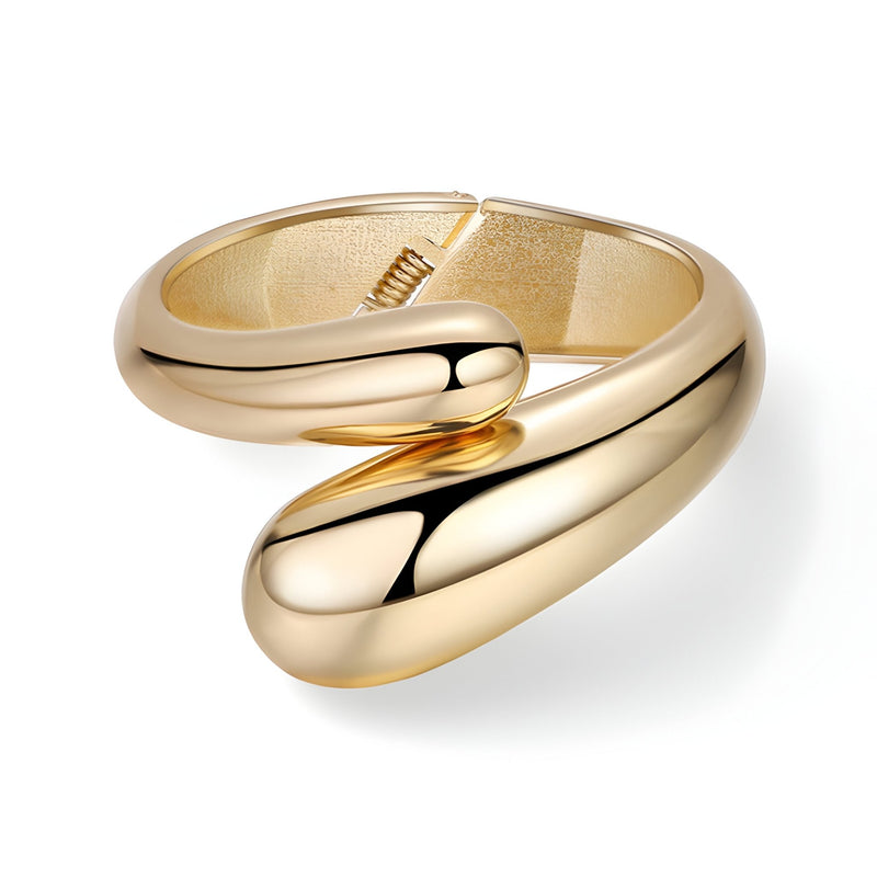 Bracelet en alliage plaqué or brillant à ressort, design épuré et contemporain.