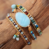 Bracelet multi-rangs pour femme en amazonite bleue, perles naturelles et chaîne dorée.