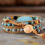 Bracelet multi-rangs en pierres d'amazonite bleu clair avec perles multicolores et bouton doré gravé sur cuir marron.