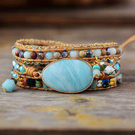 Bracelet multi-rangs en amazonite bleue avec perles naturelles et bijou ovale en métal doré.