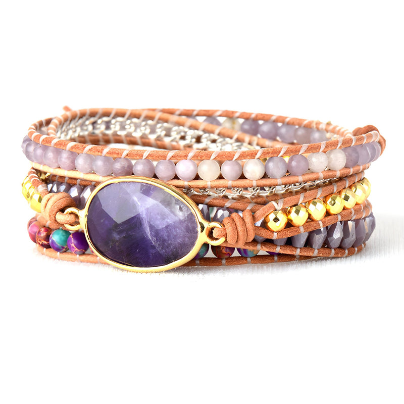 Bracelet multi-rangs pour femme avec améthyste violette, pierres de jaspe, perles dorées et cuir beige.