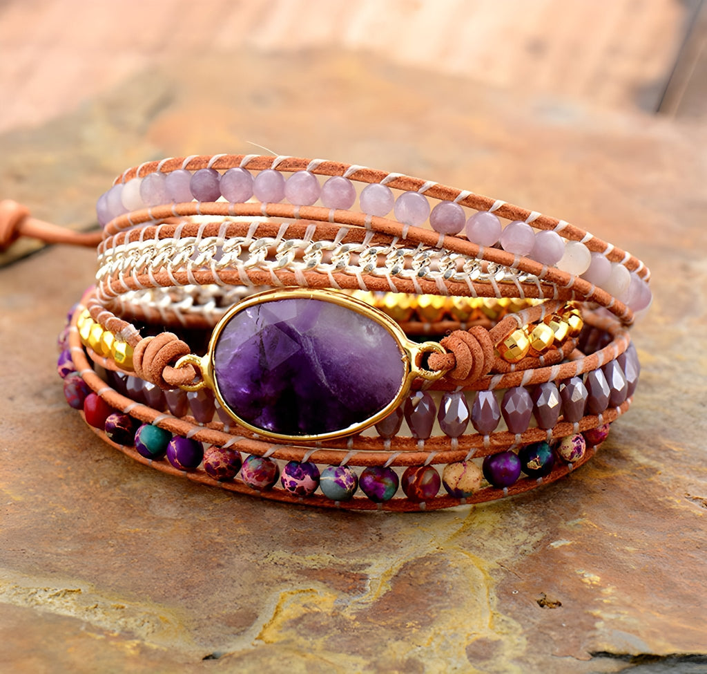 Bracelet multi-rangs violet en améthyste, jaspe et perles dorées avec fermoir ajustable en cuir marron.