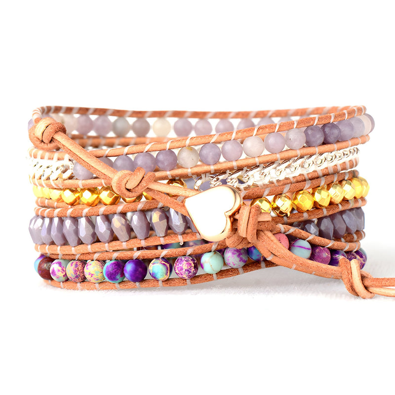 Bracelet multi-rangs pour femme avec perles améthyste violettes, jaspe coloré, détails dorés et fermoir cuir beige en forme.
