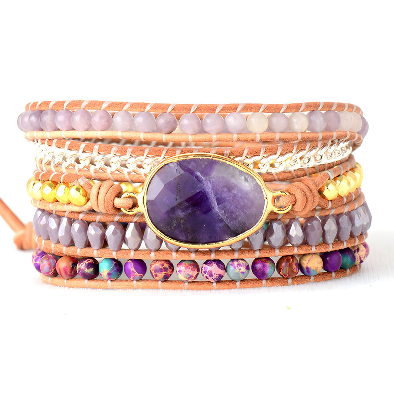 Bracelet multi-rangs femme en cuir beige avec pierres naturelles violet améthyste et jaspe, pierre centrale ovale facettée.