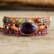 Bracelet multi-rangs femme en améthyste facettée ovale et perles de jaspe multicolores sur cuir tressé beige.