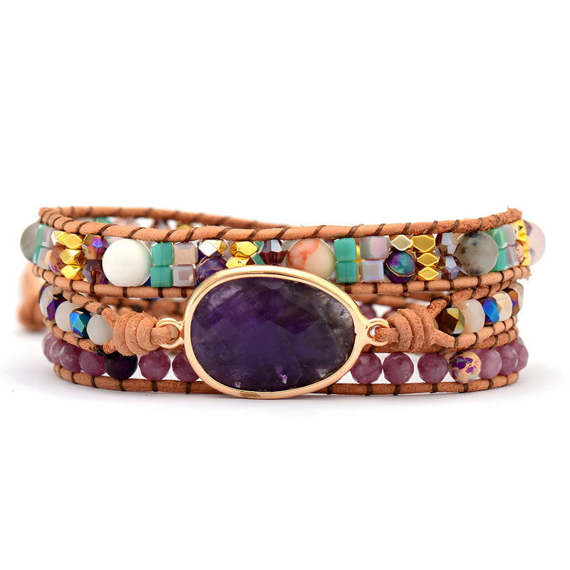 Bracelet multi-rangs en cuir marron avec pierres d'améthyste violettes, jaspe multicolore et perles dorées, modèle Nessa.