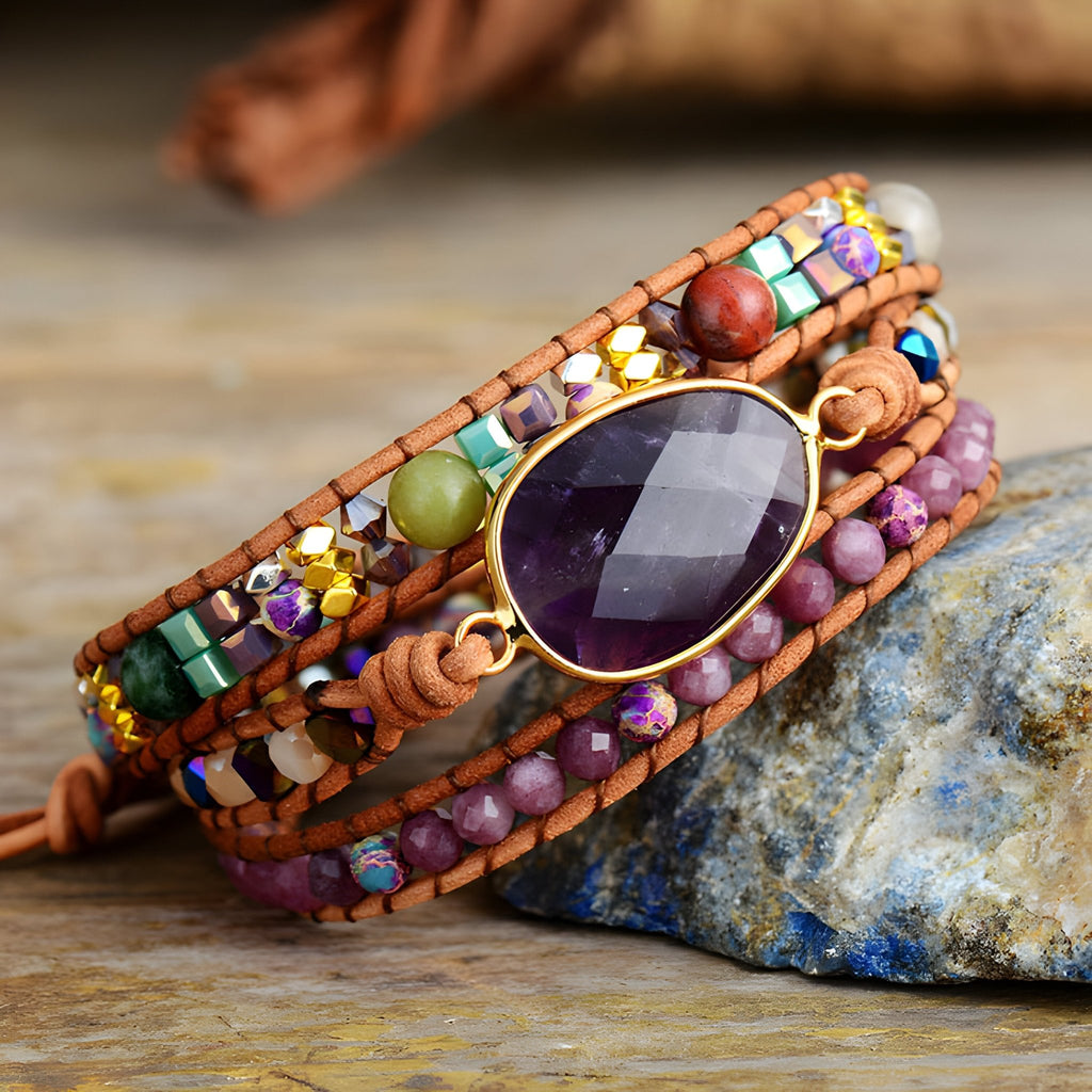 Bracelet multi-rangs en cuir avec améthyste ovale facettée et pierres de jaspe multicolores.