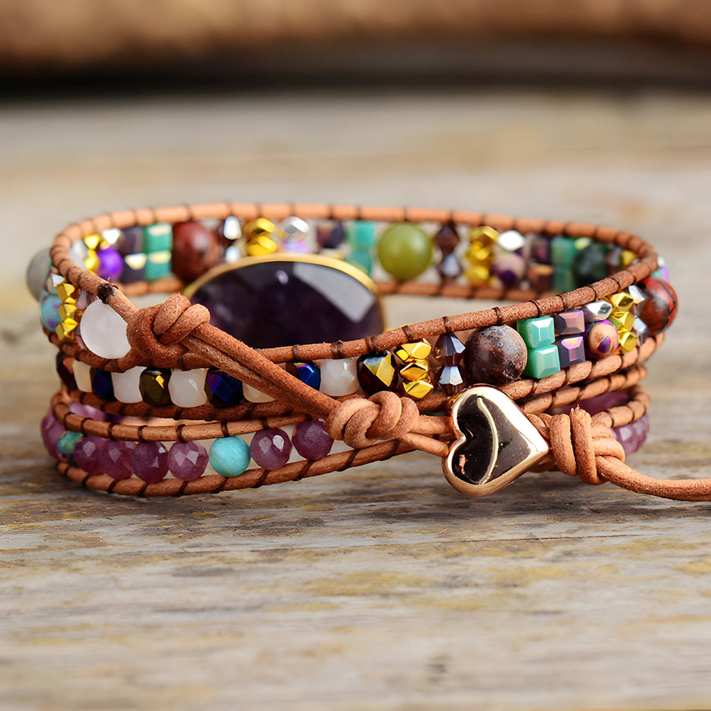 Bracelet multi-rangs en cuir avec perles d'améthyste, jaspe multicolores et fermoir cœur métallique doré.
