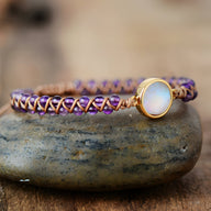 Bracelet multi-rangs violet en pierres naturelles avec perle centrale opale sertie or rose.