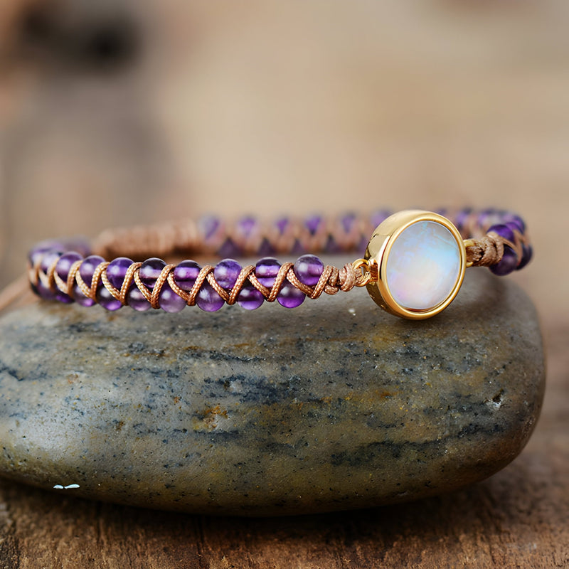 Bracelet multi-rangs violet en pierres naturelles avec perle centrale opale sertie or rose.