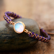 Bracelet femme multi-rangs violet en pierres naturelles avec opale centrale ronde sertie or rose.