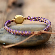 Bracelet multi-rangs en améthystes violettes avec opale centrale, fil doré et fermoir rond en métal doré.