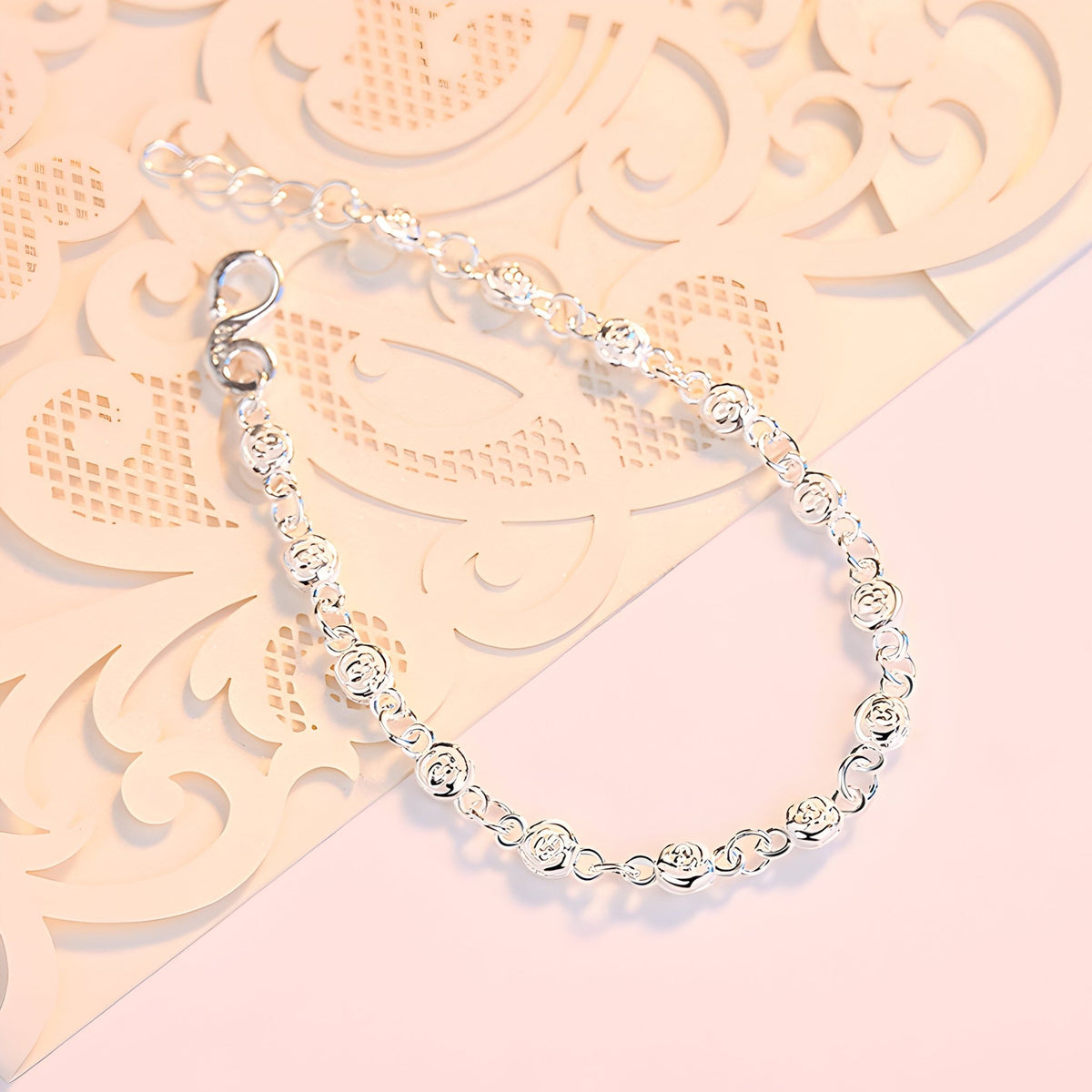 Bracelet femme en argent massif avec maillons ronds ajourés et fermoir mousqueton.