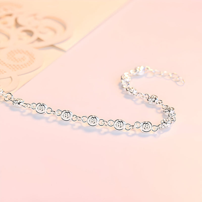 Bracelet en argent massif pour femme avec motif cercle gravé et finition brillante.