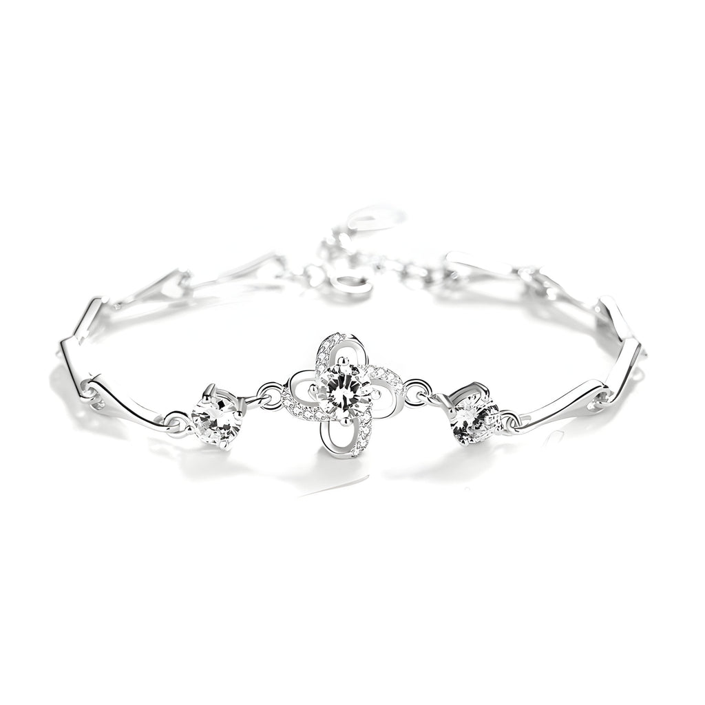Bracelet femme en argent massif avec charm trèfle central et maillons fins élégants.
