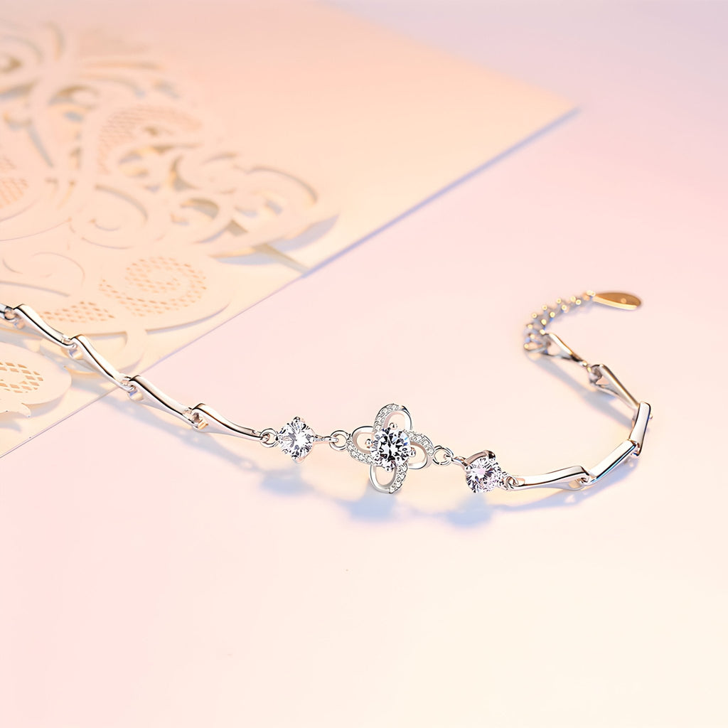 Bracelet en argent massif pour femme avec charm trèfle et maillons fins élégants.