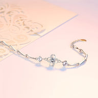 Bracelet en argent massif pour femme avec charm trèfle et maillons fins élégants.