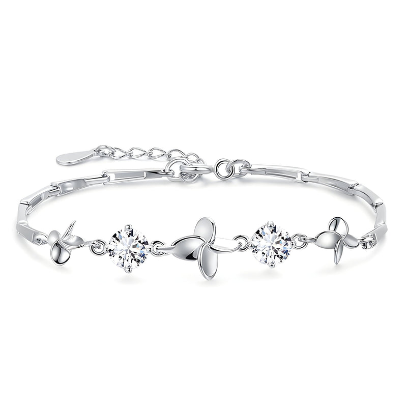 Bracelet en argent massif avec pendentifs trèfle à quatre feuilles et pierres brillantes, fermoir réglable.