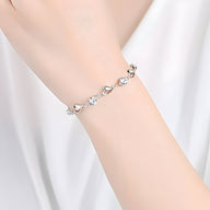 Bracelet en argent pur pour femme avec mailles en forme de cœur élégantes.