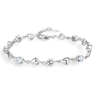 Bracelet en argent avec maille en forme de cœur et pierres claires rondes, modèle Brenda.