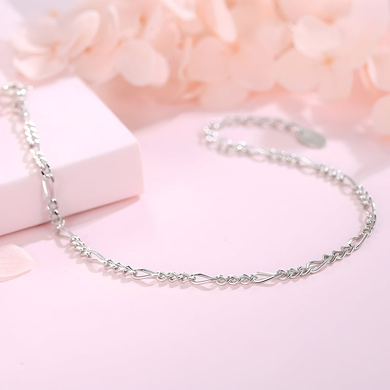 Bracelet fin en argent sterling torsadé pour femme, chaîne délicate et maille entrelacée.