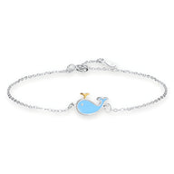 Bracelet fin en argent sterling avec pendentif baleine bleue et détail nageoire dorée.