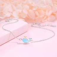 Bracelet en argent sterling avec pendentif baleine bleue et couronne dorée, chaîne fine délicate.