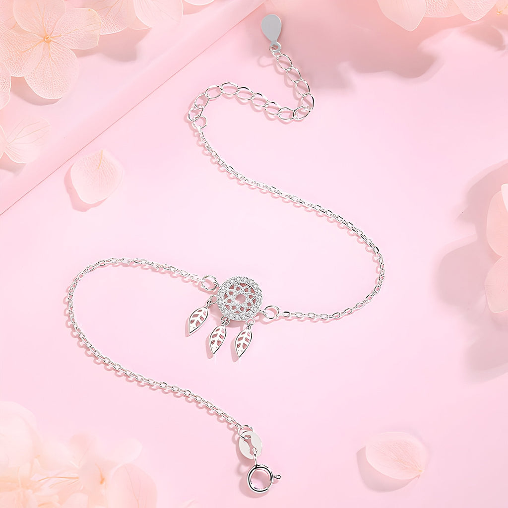 Bracelet fin en argent sterling avec charm attrape-rêves et trois plumes détaillées.