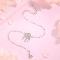 Bracelet fin en argent sterling avec charm attrape-rêves et trois plumes détaillées.