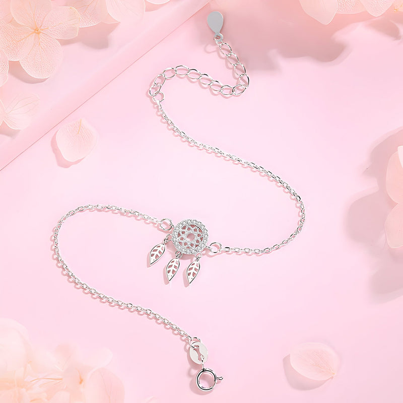 Bracelet fin en argent sterling avec charm attrape-rêves et trois plumes détaillées.