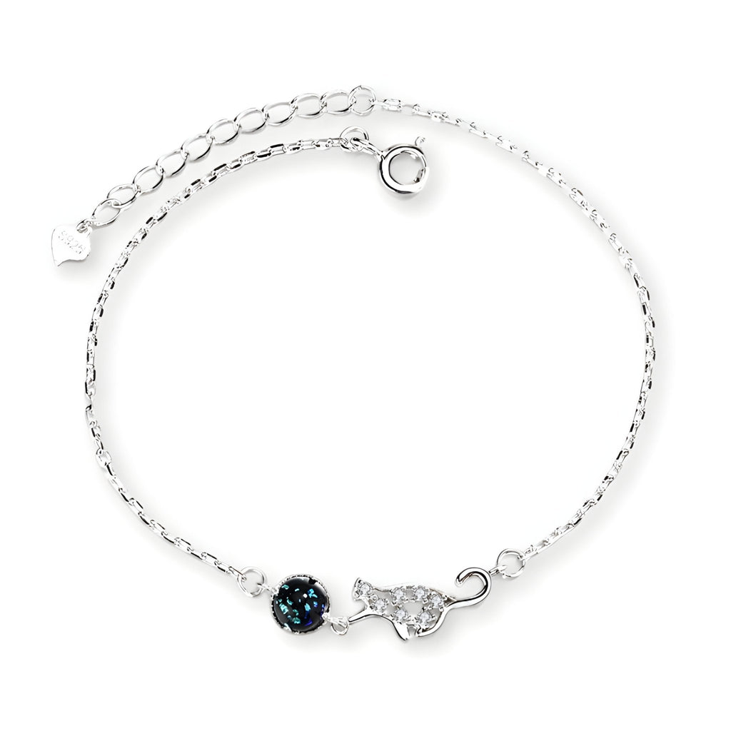 Bracelet en argent sterling avec charm chat et perle noire scintillante.