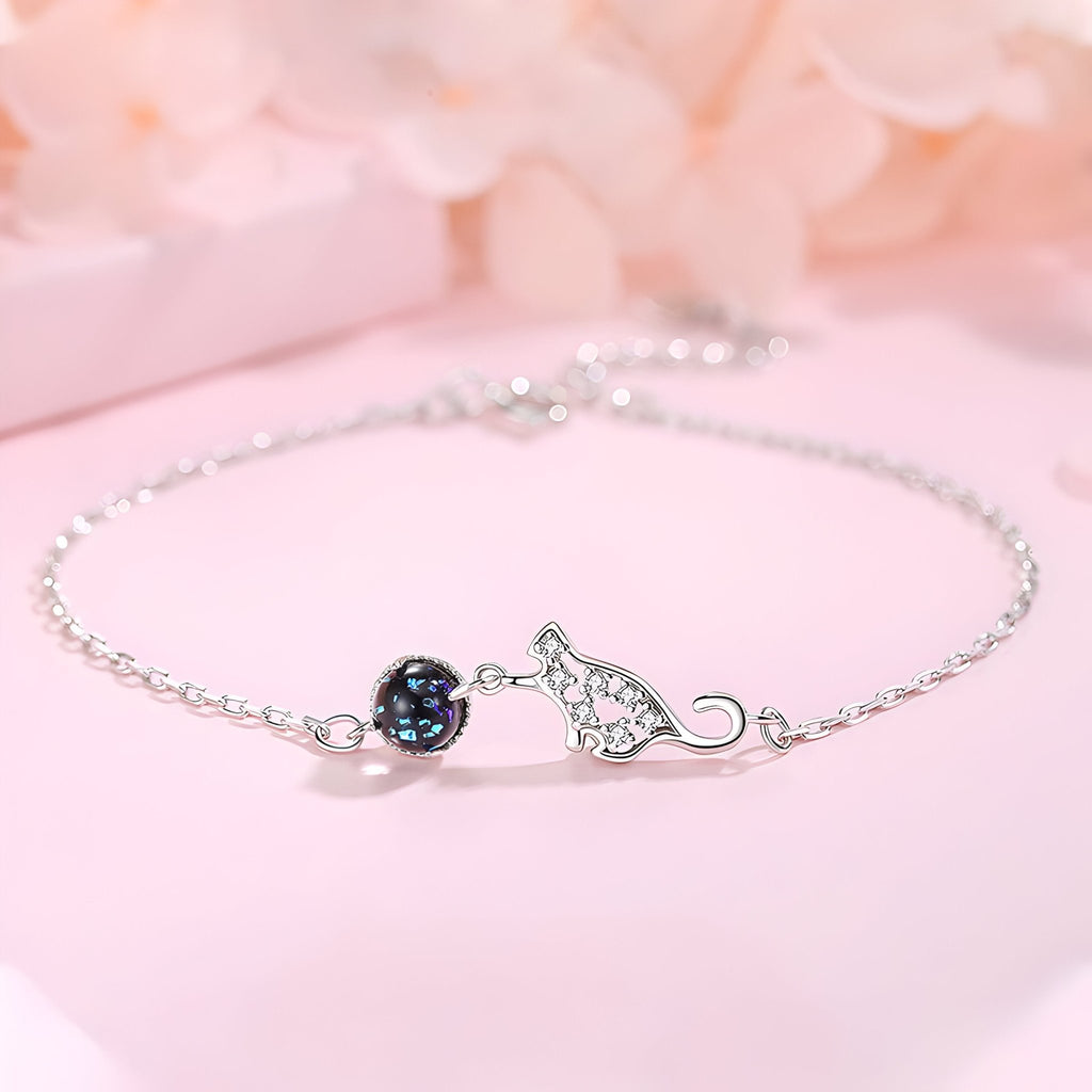 Bracelet fin en argent sterling avec pendentif chat délicat et petit cristal noir.