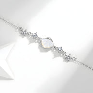 Bracelet en argent sterling avec pendentifs coquillage nacré et étoiles de mer délicates.