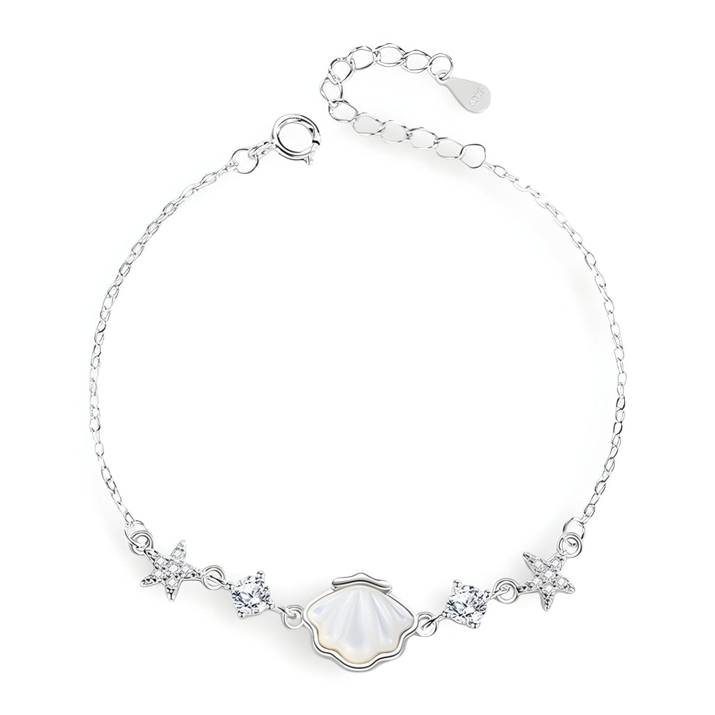 Bracelet en argent sterling pour femme avec charms coquillage et étoiles de mer délicates.
