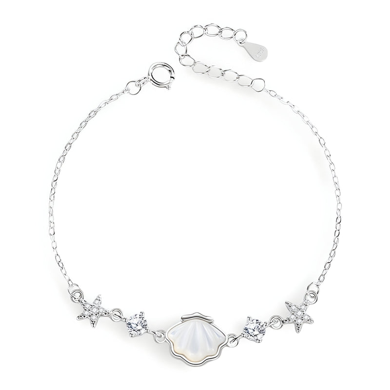 Bracelet en argent sterling pour femme avec charms coquillage et étoiles de mer délicates.