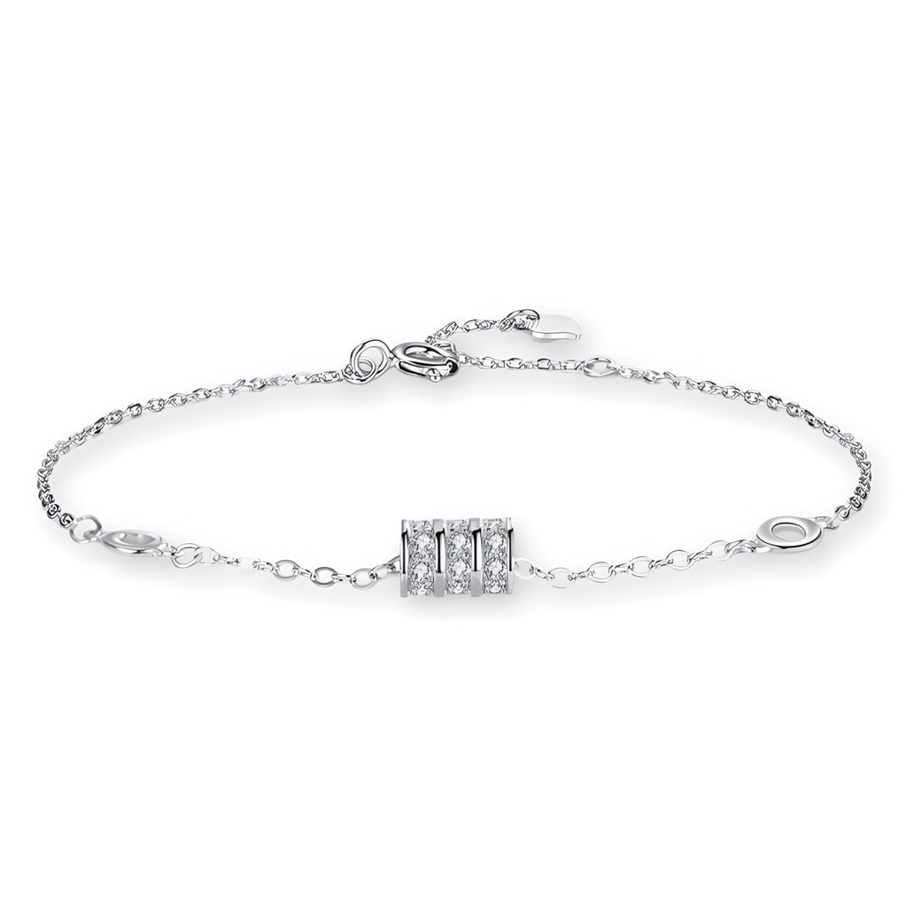Bracelet fin en argent sterling avec charm cylindrique à détails texturés, fermoir ajustable.