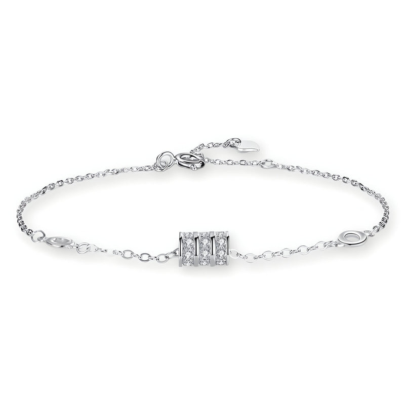 Bracelet fin en argent sterling avec charm cylindrique à détails texturés, fermoir ajustable.