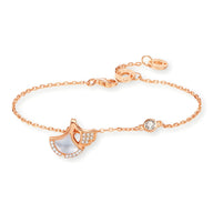 Bracelet fin en or rosé avec pendentif feuille de ginkgo en nacre et petits cristaux blancs.