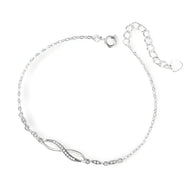 Bracelet fin en argent sterling avec charm infini orné de petites pierres brillantes, chaîne délicate ajustable.