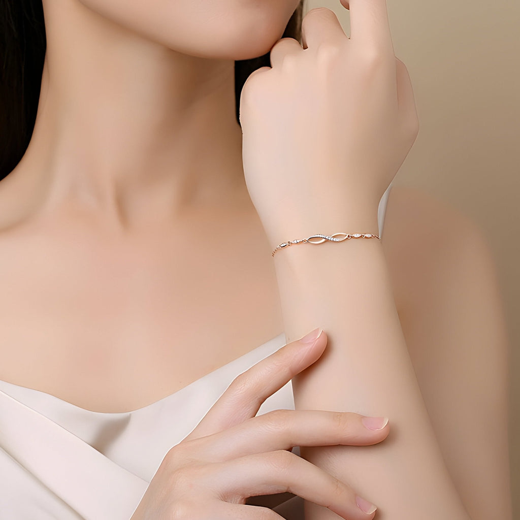 Bracelet fin en argent sterling avec charm infini orné de petites pierres scintillantes.