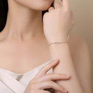 Bracelet fin en argent sterling avec charm infini orné de petites pierres scintillantes.