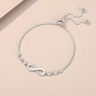 Bracelet fin en argent sterling avec charm infini et petits cristaux brillants, fermoir coulissant ajustable.