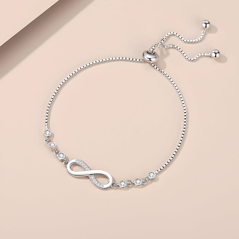 Bracelet fin en argent sterling avec charm infini et petits cristaux brillants, fermoir coulissant ajustable.